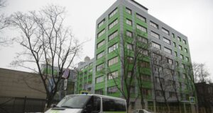 Автомобил на Ар Ти минава край офисите на компанията в Москва