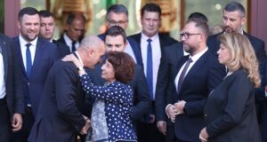 Радев подаде ръка на Силяновска, а тя го прегърна Снимка: БТА