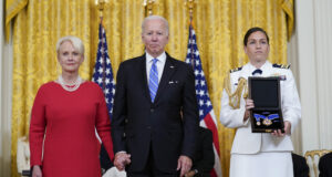 Синът на покойния републикански сенатор Джон Маккейн напуска Републиканската партия и планира да подкрепи Камала Харис