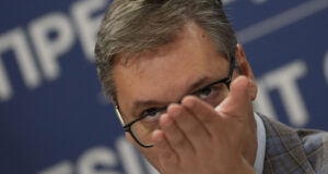 Сръбският президент и шефът на „Рио Тинто“ разговарят с граждани от Западна Сърбия, където се планира мина за добив на литий