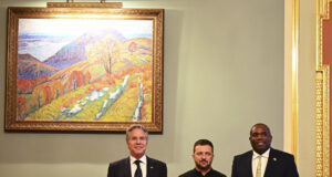 Държавният секретар на САЩ Антъни Блинкън, президентът на Украйна Володимир Зеленски и външният министър на Великобритания Дейвид Лами.