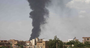 Дим се издига над Хартум, Судан, където сраженията не спират, 8 юни 2023 г. Снимка: АП