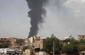 Дим се издига над Хартум, Судан, където сраженията не спират, 8 юни 2023 г. Снимка: АП