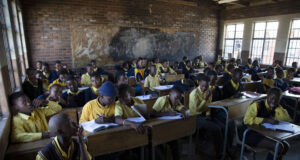 "Отчайващи, опасни, противоречащи на развитието": Оксфам критикува образователни и здравни програми на Световната банка и МВФ