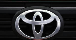 "Тойота" отлага производството на електрически автомобили в САЩ до 2026 г. заради забавянето на продажбите, съобщи "Никкей"