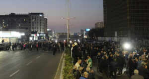 Албанската опозиция блокира улици по време на протест с искане за служебно правителство