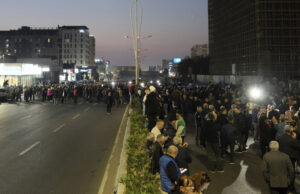 Албанската опозиция блокира улици по време на протест с искане за служебно правителство