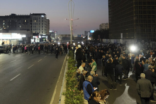 Албанската опозиция блокира улици по време на протест с искане за служебно правителство