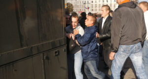 Беларус арестува известен анализатор на фона на продължаващите репресии срещу опозицията