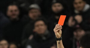 Бразилски нападател получи червен картон само три секунди след началото на футболен мач