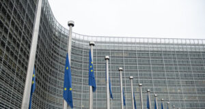 Знамената на ЕС пред сградите на ЕП и ЕК в Брюксел са свалени наполовина в знак на траур за жертвите от наводненията в Испания