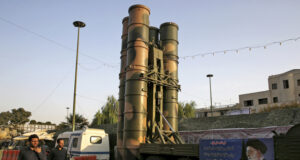 Илюстративна снимка: руска система ПВО С-300, изложена на площад в Техеран,