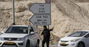 Израелската полиция застреля палестинец, който се е врязал с кола в полицейски джип на Западния бряг