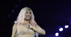 Колумбийката Карол Джи е звездата на латино музиката тази година