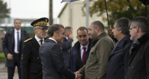 Макрон инспектира украински войски, обучавани във френска военна база