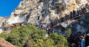 Миряни имаха две молитви към Свети Димитър Басарбовски – за здраве и за благото на България
                                                                                                Десетки българи и румънци присъстваха на храмовия празник на Басарбовския скален манастир край Русе