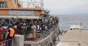 Най-малко 50 души загинаха при преобръщането на лодка в езерото Киву в източната част на ДР Конго