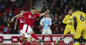 Нотингам продължава да се изкачва в английската Висша лига след домакински успех над Кристъл Палас