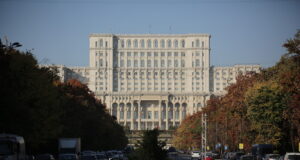 ОБЗОР
                                                                                                Три жени и 11 мъже влизат в президентската надпревара в Румъния; предизборната кампания започва днес