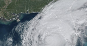 ОБНОВЕНА Ураганът "Милтън" достигна сушата във Флорида като буря от трета категория