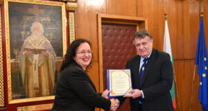 Председателят на НАОА проф. Елиза Стефанова връчи на ректора на СУ проф. Георги Вълчев свидетелство за институционална акредитация