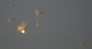 РАЗШИРЕНА
                                                                                                Израелските военни съобщиха, че над централната част на Израел е имало въздушна тревога след изстреляни от Ливан ракети