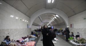 Жители на Киев се укриват от руска въздушна атака в метрото.