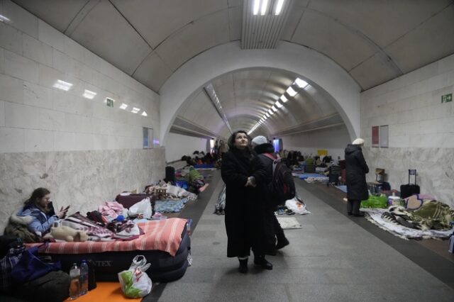 Жители на Киев се укриват от руска въздушна атака в метрото.