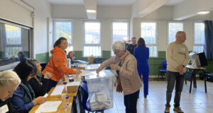 Избирателите с българско гражданство в Истанбул гласуват за парламентарния вот в България в 51 секции