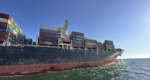 Украйна съобщи, че руски ракетен удар е поразил кораб, превозващ зърно, в пристанище Южне