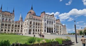 Унгария обмисля замразяване на лицензите за "Еърбиенби" в Будапеща