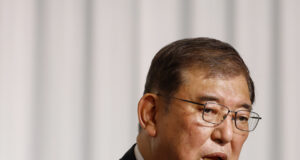 Управляващата в Япония ЛДП рискува да загуби мнозинство на изборите, показва проучване