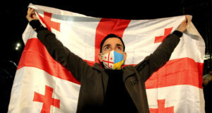 Участник в протест срещу резултатите от парламентарните избори в Грузия