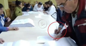 Член на СИК в Белица попълва бюлетини за ДПС- НН и ГЕРБ-СДС