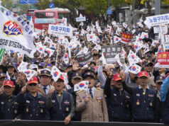 Членове на Асоциацията на ветераните от войната в Корея и Виетнам на митинг в Сеул срещу разполагането на севернокорейски войски в Русия,