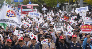 Членове на Асоциацията на ветераните от войната в Корея и Виетнам на митинг в Сеул срещу разполагането на севернокорейски войски в Русия,