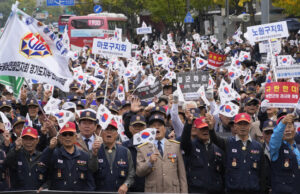 Членове на Асоциацията на ветераните от войната в Корея и Виетнам на митинг в Сеул срещу разполагането на севернокорейски войски в Русия,