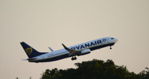 "Райънеър" ще намали догодина полетите от и до Великобритания след решението на управляващите да увеличат данъка върху самолетните билети