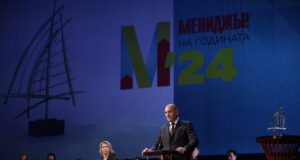 Ако политическата криза продължава, българският бизнес ще започне да губи необратима конкурентоспособност, заяви Румен Радев