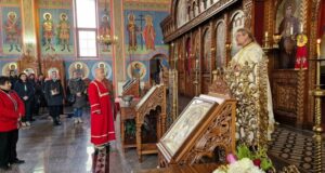 "Ако ще бъдем с Бога, то страх в нашите сърца не трябва да има", каза отец Андрей в проповедта си в храма "Св. Три Светители" в Шумен