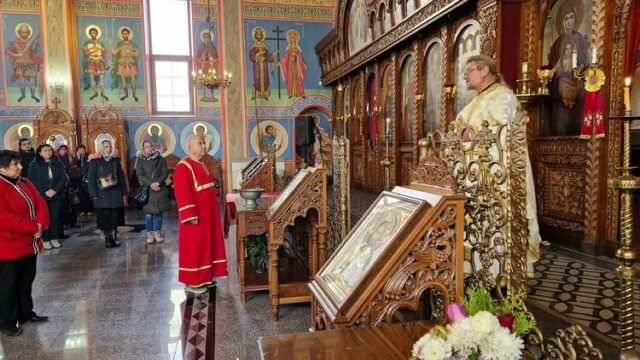 "Ако ще бъдем с Бога, то страх в нашите сърца не трябва да има", каза отец Андрей в проповедта си в храма "Св. Три Светители" в Шумен