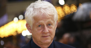 Британският режисьор Ричард Къртис направи коледна анимация с оригинална музика, дело на Ед Шийран