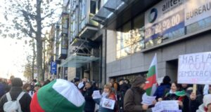 Българи, организирани от партия "Величие", протестират в Брюксел срещу политическата обстановка у нас