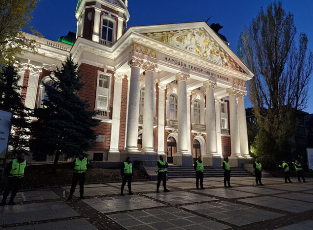 Засилено полицейско присъствие има пред Народния театър "Иван Вазов"