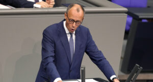 Германският опозиционен лидер Мерц каза, че политическите въпроси трябва да се обсъждат след вота на доверие