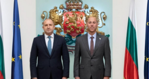 Президентът на България Румен Радев и посланикът на Грузия Отар Бердзенишвили на церемонията по връчване на акредитативните писма, 7 април 2023 г