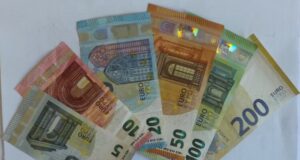 Еврото остава под 1,06 долара в междубанковата търговия