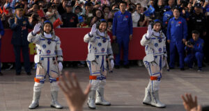 Екипажът на китайската космическа станция се завърна на Земята след шест месеца в космоса