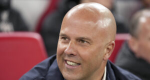 Ибрахима Конате е под въпрос за Ливърпул за домакинския сблъсък от Висшата лига в неделя с шампиона Манчестър Сити, Арне Слот записа с похвали Пеп Гуардиола