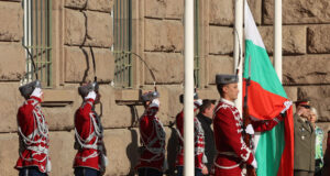 Издигнаха националния флаг пред президентството по случай Деня на народните будители